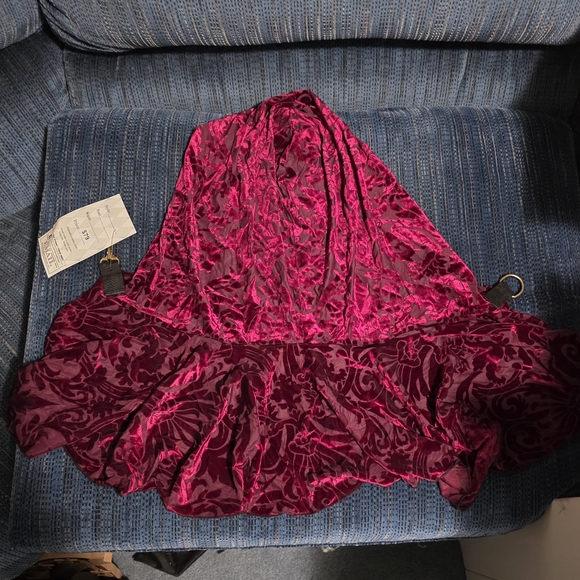 Elegant Red Velvet Capelet - Picture 2 of 2